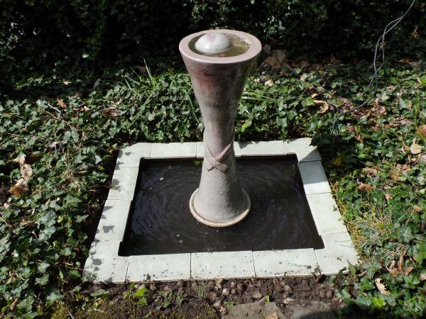 Fonteinset 431 "Zuil in rechthoek bak" compleet €.600.-.