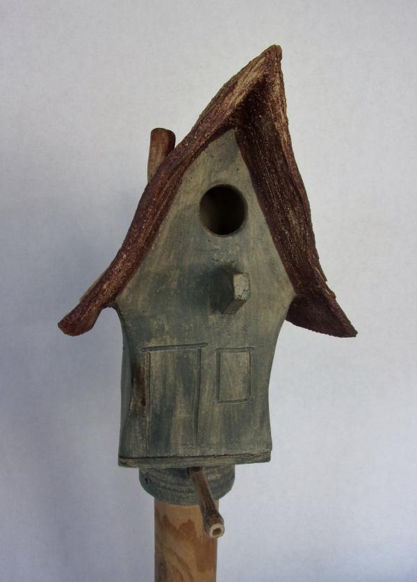 Vogelhuisje nr.2605. "Vierkant hoog puntdak" op paal €.100.-