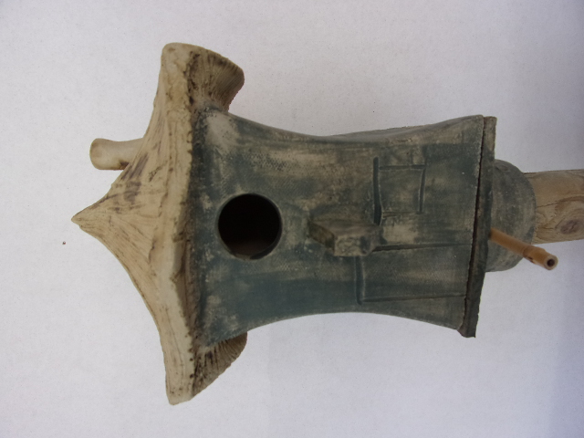 Vogelhuisje nr.3137. "Vierkant spitsdak" op paal &euro;.100.-