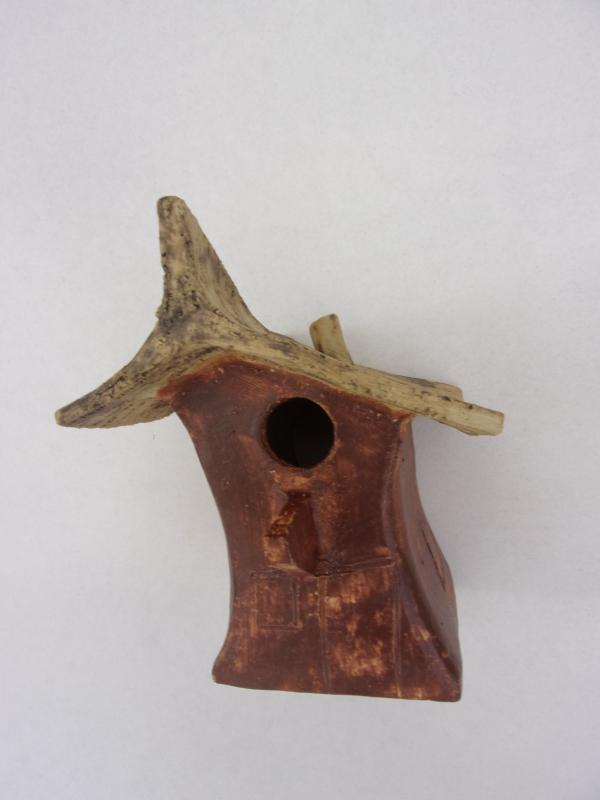 Vogelhuisje nr.2945. "Vierkant puntdak scheef" €.90.-