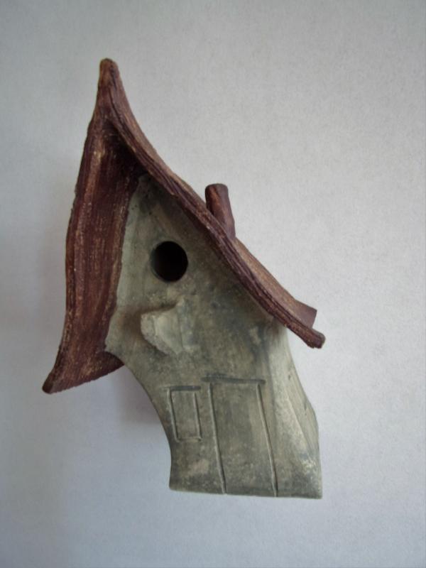 Vogelhuisje nr.2688. "Vierkant puntdak hoog scheef" &euro;.90.-