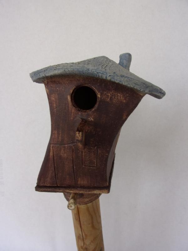 Vogelhuisje Nr.3242. "Vierkant ronddak scheef" op paal €.100.-