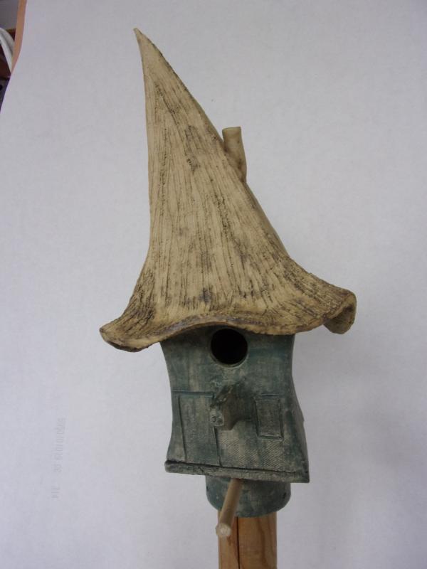 Vogelhuisje nr.3239. "Spitsdak hoog" op paal €.115.-
