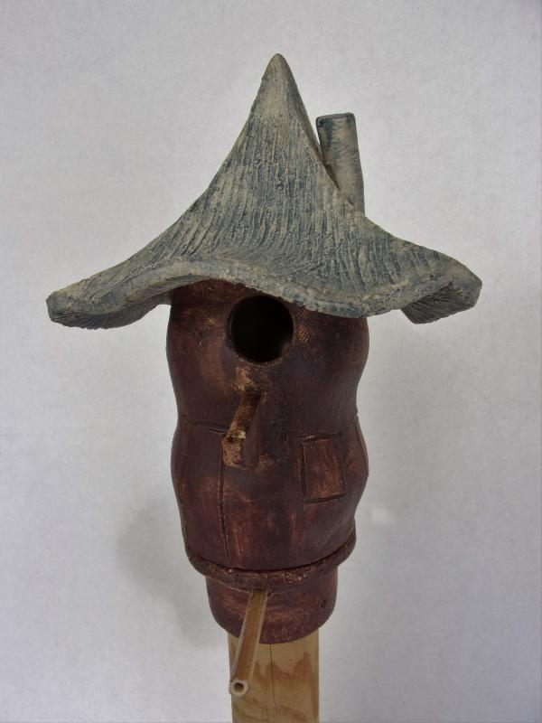 Vogelhuisje nr.2678. "Rond spitsdak" op paal €.100.-