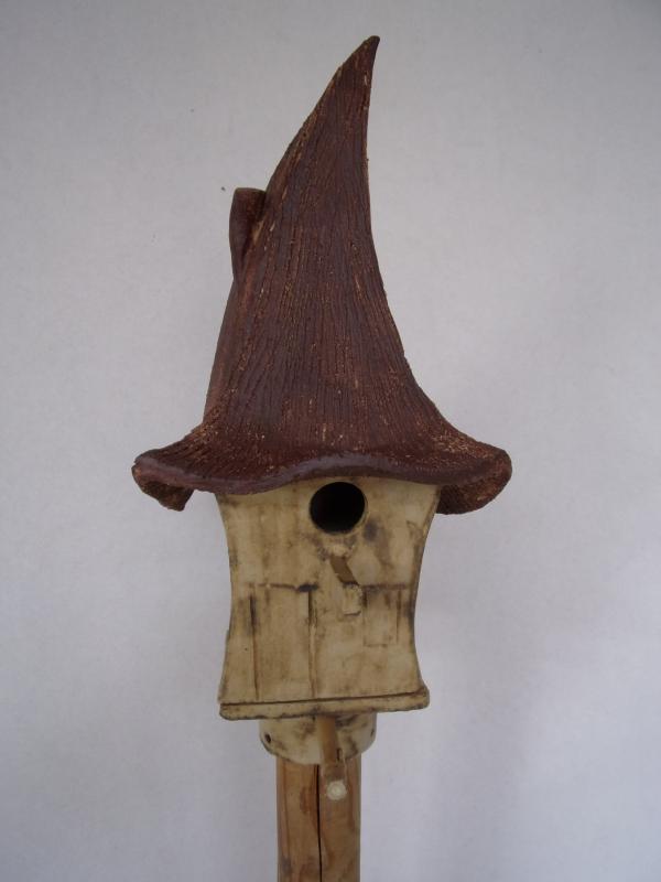 Vogelhuisje nr.3240. "Vierkant spitsdak hoog" op paal €.115.-
