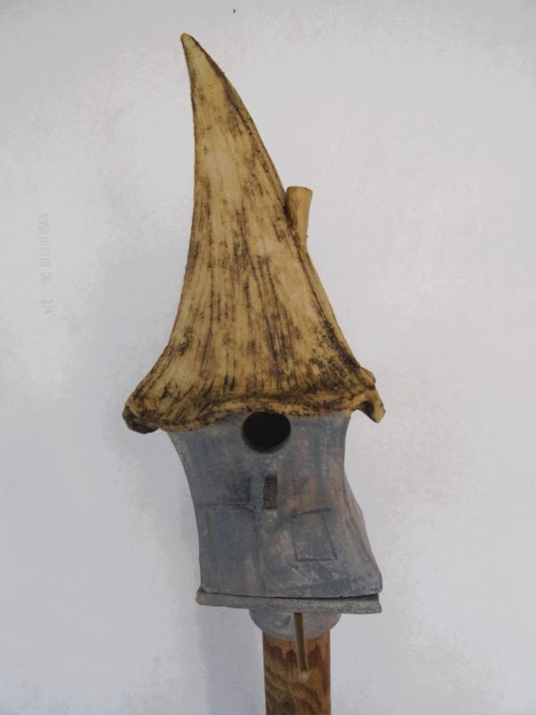 Vogelhuisje nr.3280. "Vierkant hoog spitsdak" op paal €.115.-
