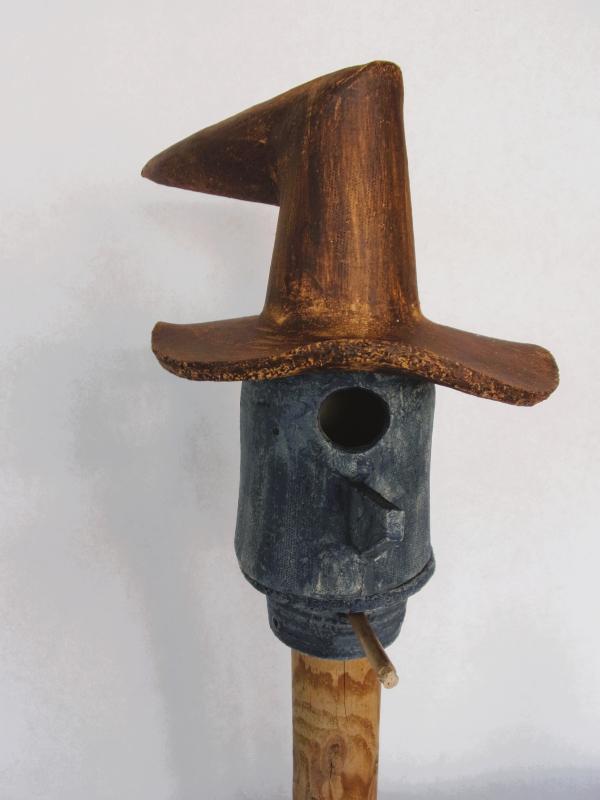 Vogelhuisje nr.3283. "Kabouter knikhoed" op paal €.115.-