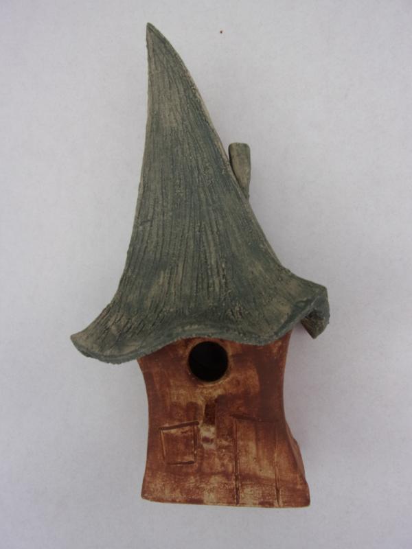Vogelhuisje nr.3315. "Vierkant hoog spitsdak" €.105.-