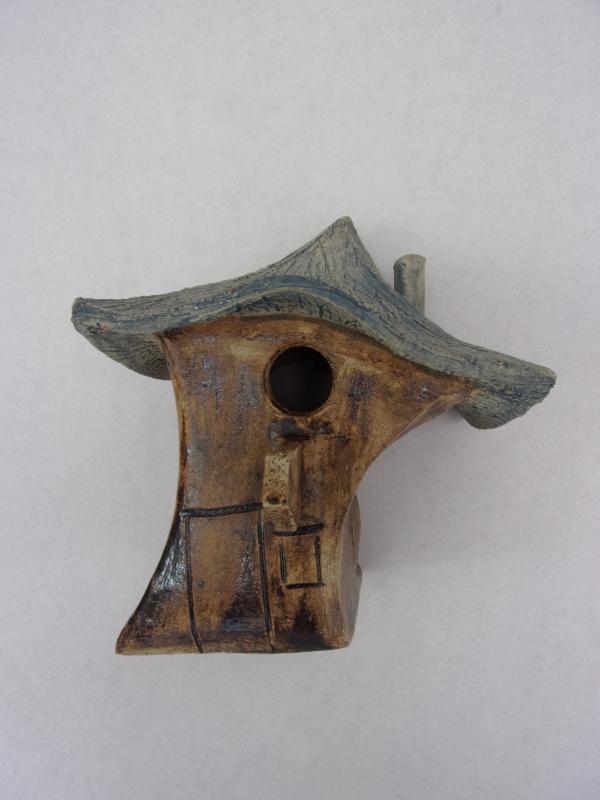 Vogelhuisje nr.3316. "Vierkant laag spitsdak scheef" €.90.-