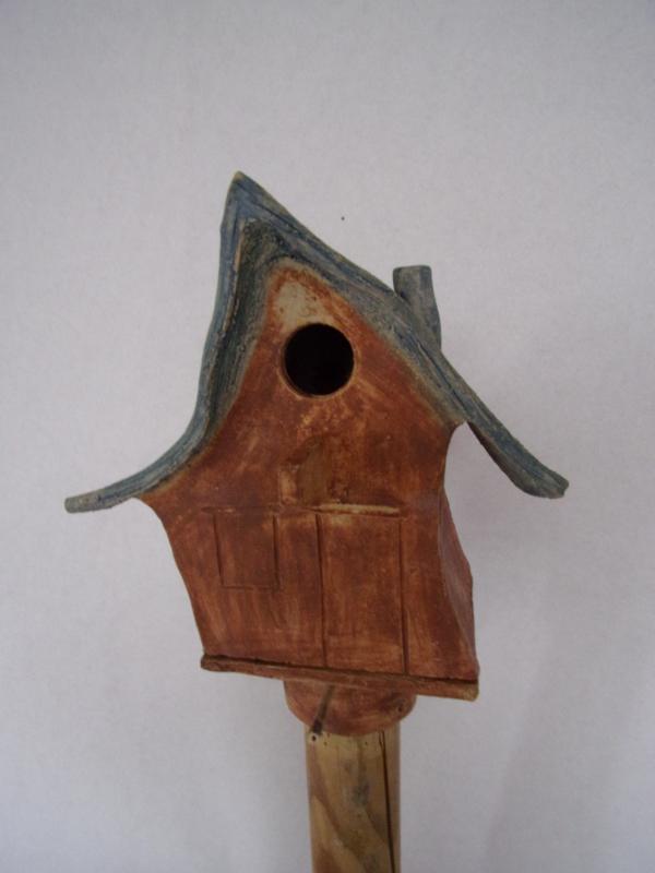 Vogelhuisje nr.3325. "Vierkant puntdak" op paal €.100.-