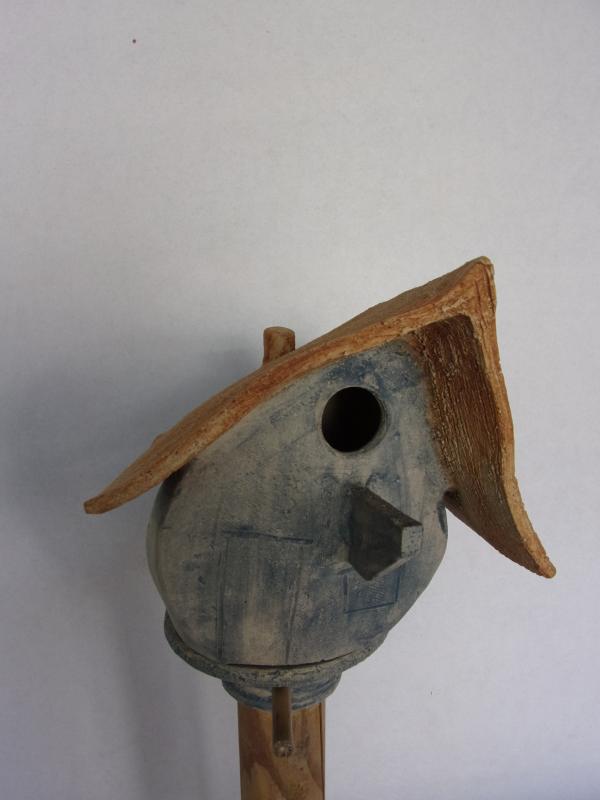 Vogelhuisje nr.3358. "Rond scheef puntdak" op paal &euro;.110.-