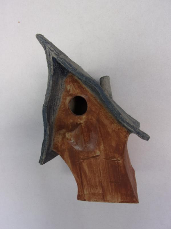 Vogelhuisje nr.3365. "Vierkant scheef puntdak" €.100.-