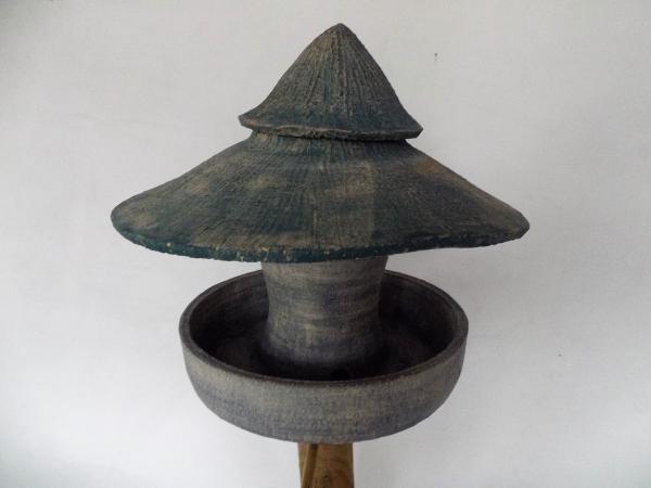 Voedertafel nr.T.349. "Afrika silo" op paal €.200.-