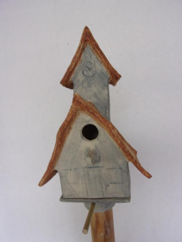 Vogelhuisje nr.3379. "Kerk" op paal &euro;.140.-