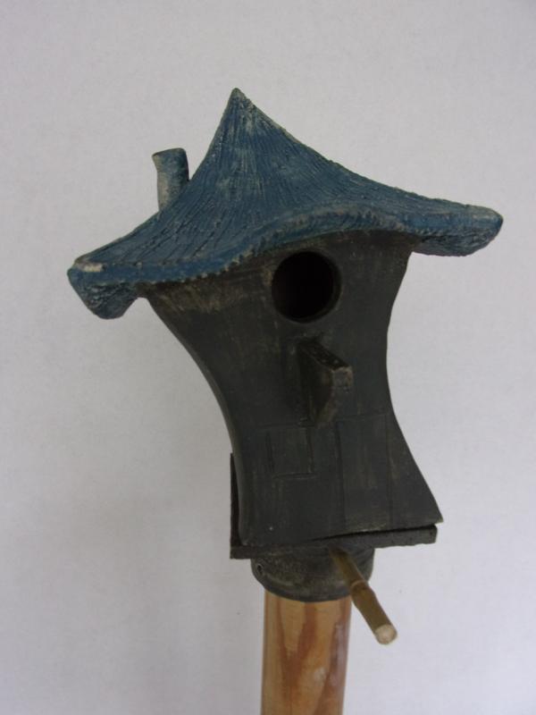 Vogelhuisje nr.3381. "Vierkant spitsdak scheef" op paal &euro;.110.-