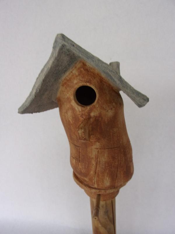 Vogelhuisje nr.3397. "Rond puntdak scheef" op paal €.110.-