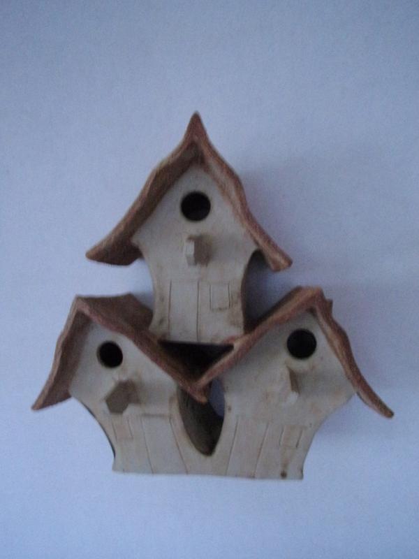 Vogelhuisje nr.3420. "Puntdak drieling" €.250.-