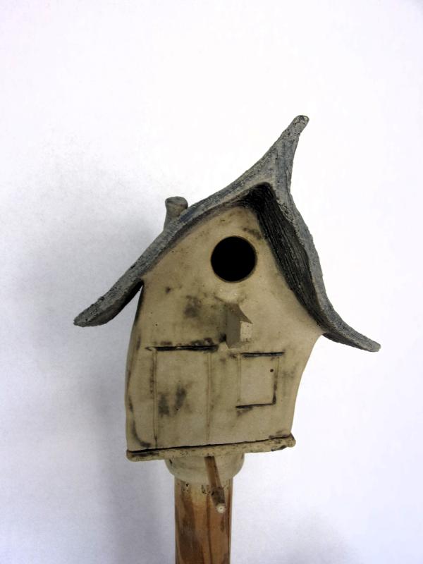 Vogelhuisje nr.2897. "Vierkant puntdak" op paal &euro;.100.-