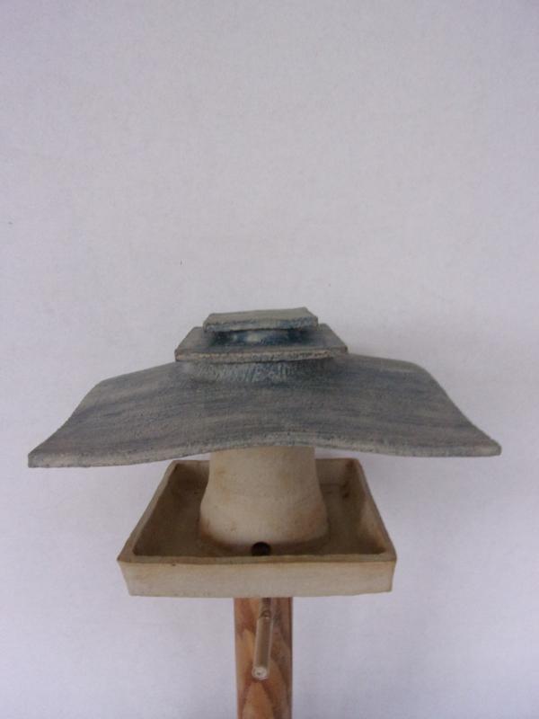 Voedertafel nr.581. "Vierkant platdak silo" op paal €.180.-