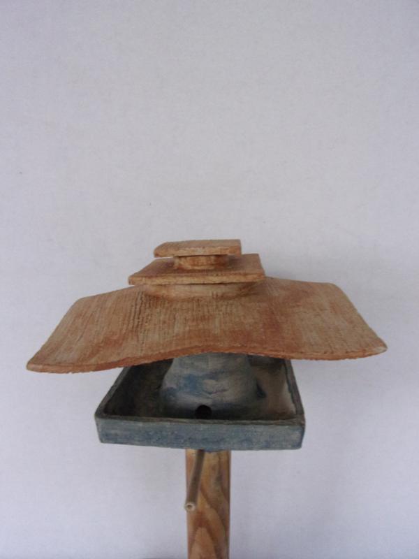 Voedertafel nr.582. "Vierkant platdak silo" op paal &euro;.180.-