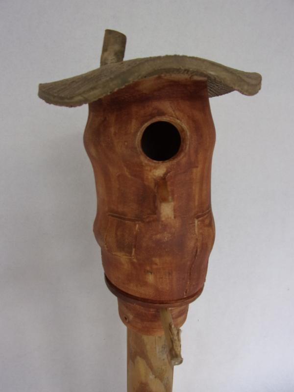 Vogelhuisje nr.3352. "Rond ronddak" op paal &euro;.110.-