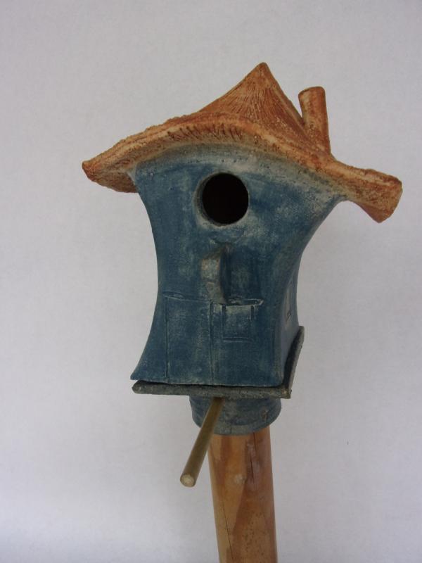 Vogelhuisje nr.3382. "Vierkant spitsdak scheef" op paal €.110.-