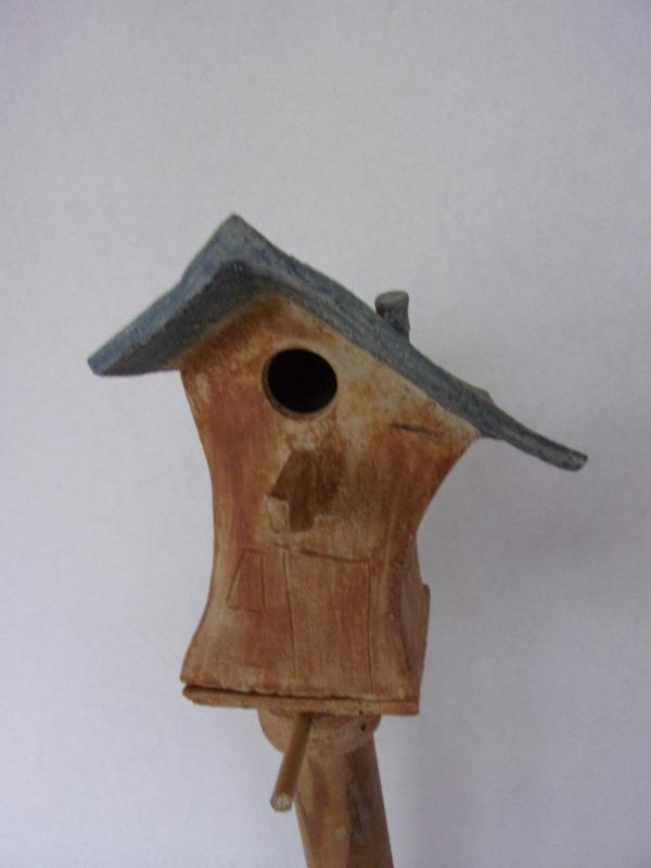 Vogelhuisje nr.3425 "Vierkant puntdak" op paal &euro;.110.-