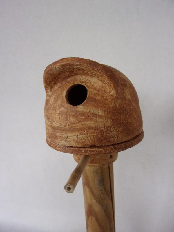 Vogelhuisje nr.3448. "Rond baseball pet" op paal €.100.-