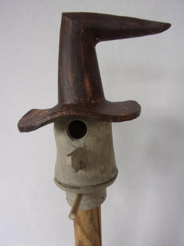 Vogelhuisje nr.3449. "Kabouter knikhoed" op paal &euro;.115.-