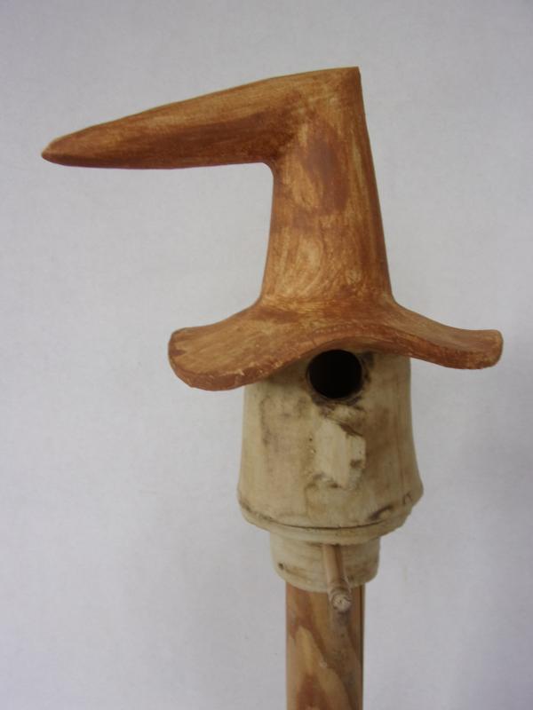 Vogelhuisje nr.3450. "Kabouter knikhoed" op paal &euro;.115.-