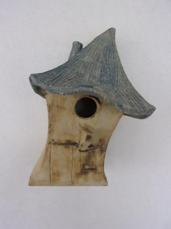 Vogelhuisje nr.3453. "Vierkant spitsdak scheef" &euro;.100.-