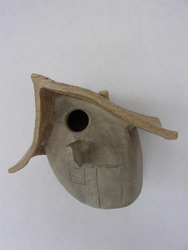 Vogelhuisje nr.3454. "Rond puntdak scheef" &euro;.100.-