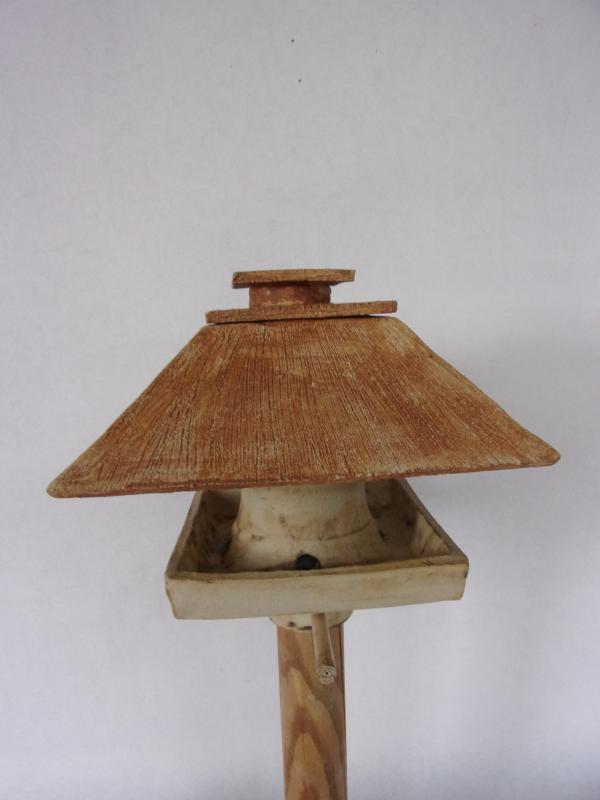 Voedertafel nr.585. "Vierkant spitsdak silo" op paal &euro;.180.-