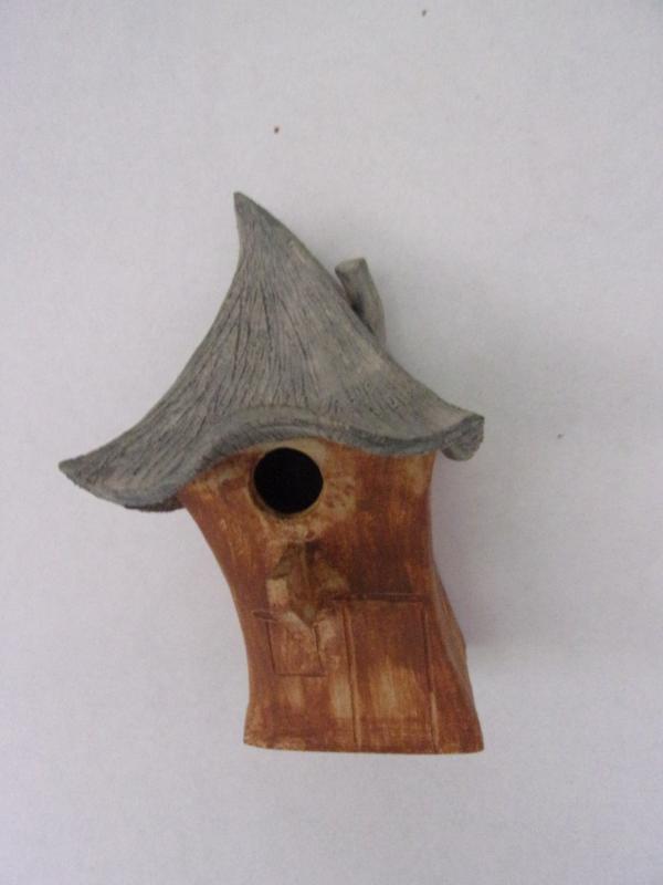 Vogelhuisje nr.3402. "Vierkant spitsdak scheef" &euro;.100.-