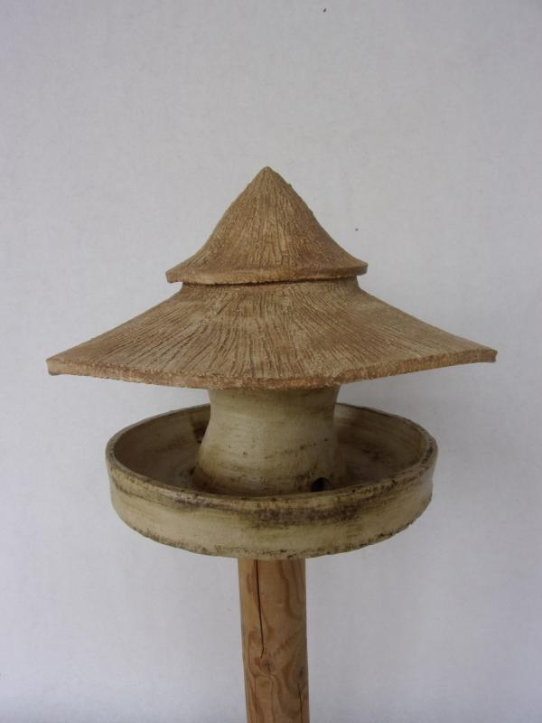 Voedertafel nr.T.587. "Afrika silo" op paal &euro;.180.-