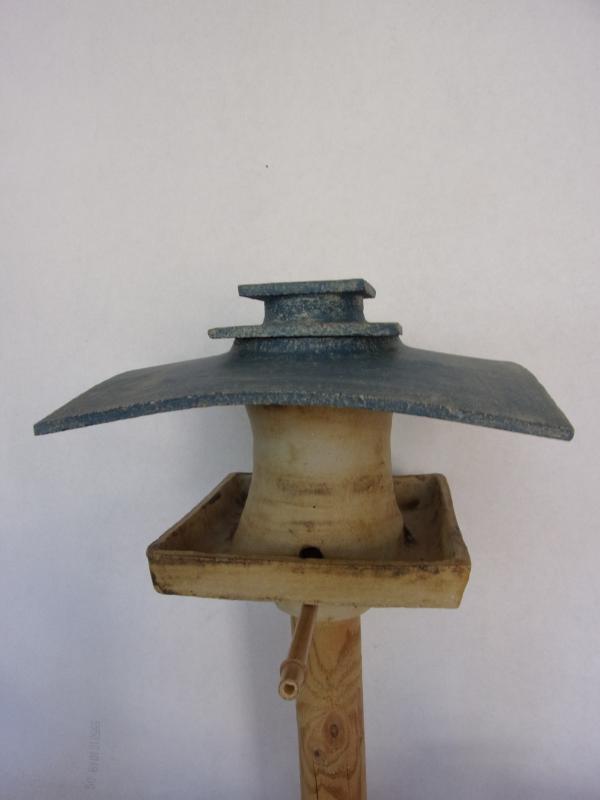 Voedertafel nr.T.497. "Vierkant platdak silo" op paal &euro;.165.-