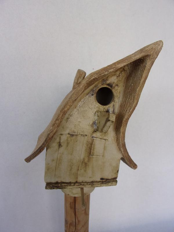 Vogelhuisje nr.3458. "Vierkant hoog scheef puntdak" op paal &euro;.110.-