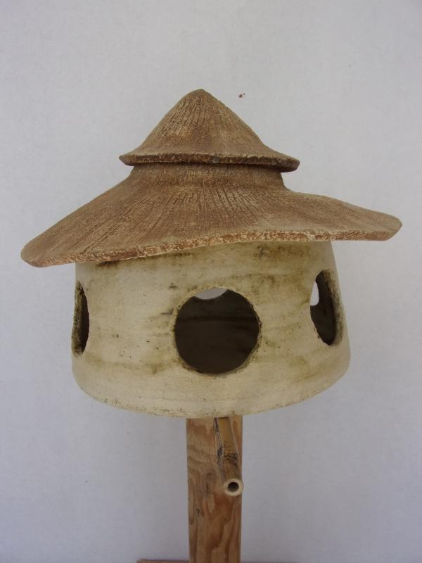 Voedertafel nr.T.588 "Rond ronddak met deksel" op paal &euro;.180.-