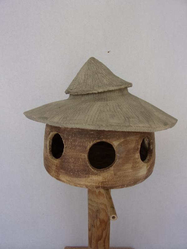 Voedertafel nr.T.589 "Rond ronddak met deksel" op paal &euro;.180.-