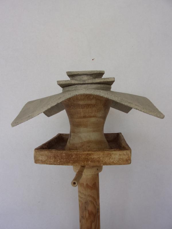 Voedertafel nr.593. "Vierkant platdak silo" op paal &euro;.180.-