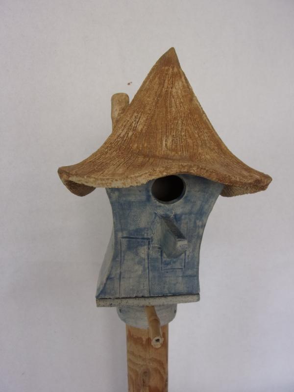 Vogelhuisje nr.3479. "Vierkant spitsdak" op paal &euro;.110.-