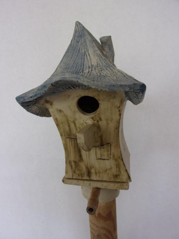 Vogelhuisje nr.3480. "Vierkant spitsdak" op paal &euro;.110.-