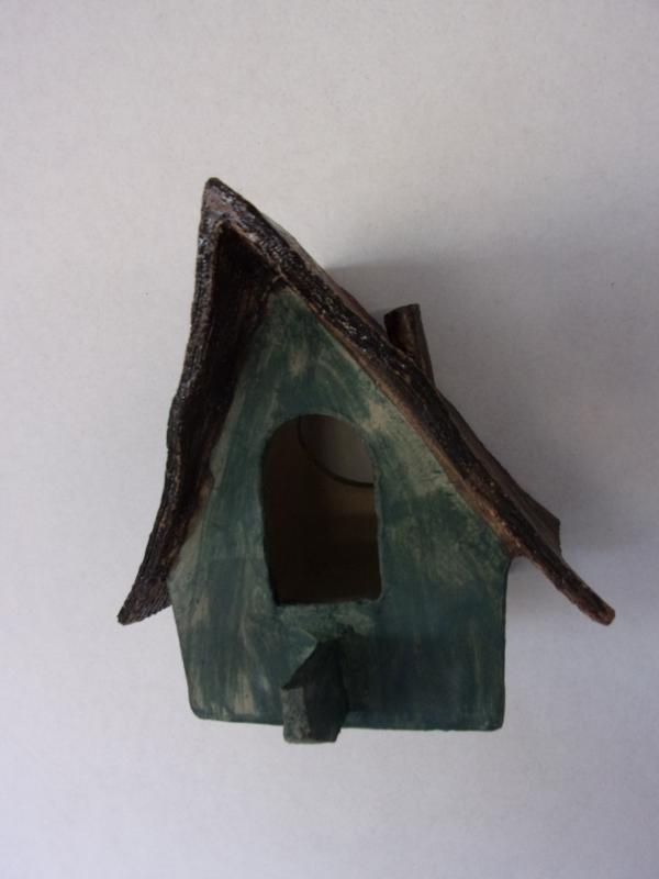 Vogelhuisje nr.3475. "Vierkant puntdak met groot gat" &euro;.100.-