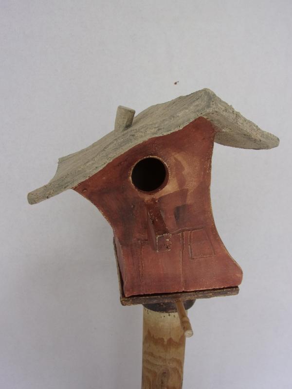 Vogelhuisje nr.3498. "Vierkant puntdak" op paal €.110.-