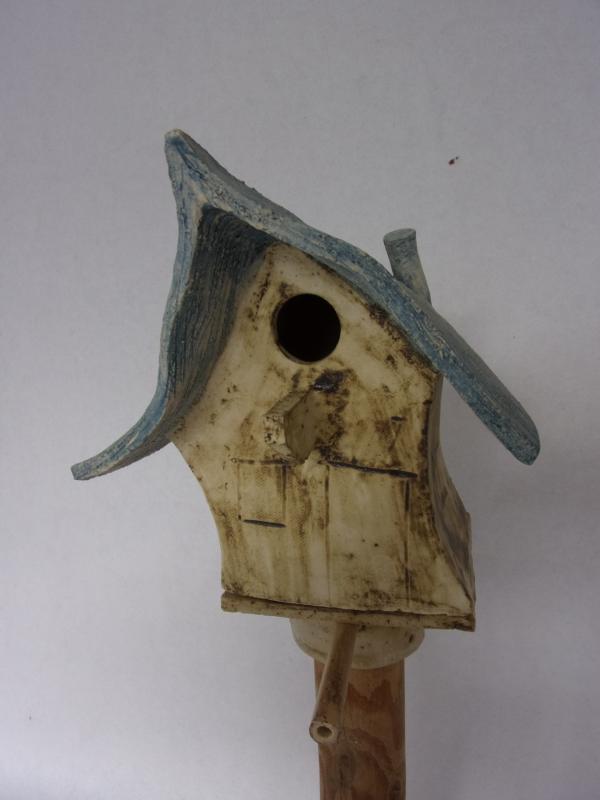 Vogelhuisje nr.3497. "Vierkant puntdak" op paal €.120.-