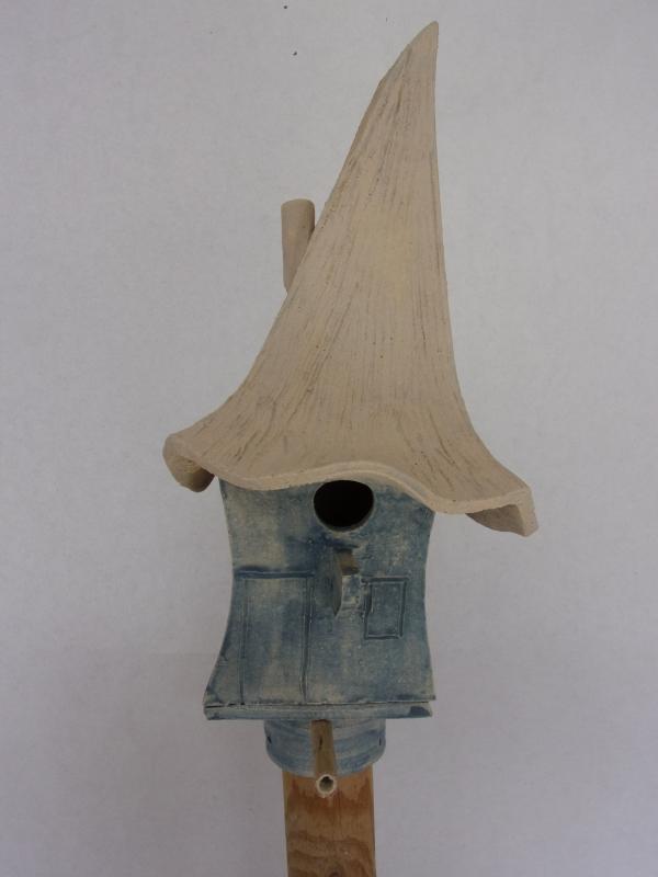 Vogelhuisje nr.3503. "Spitsdak hoog" op paal €.140.-