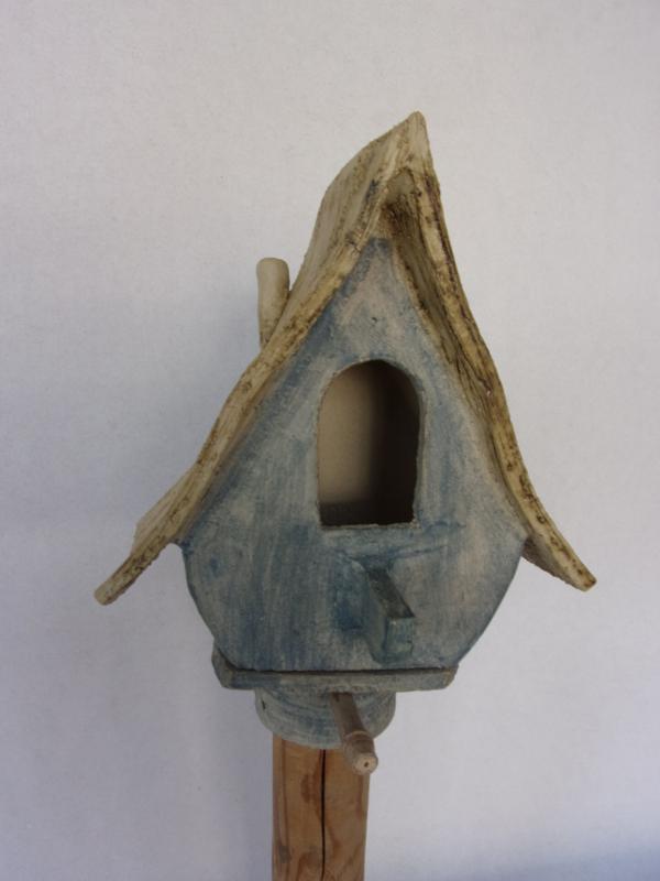 Vogelhuisje nr.3464 Vierkant puntdak op paal €.110.-