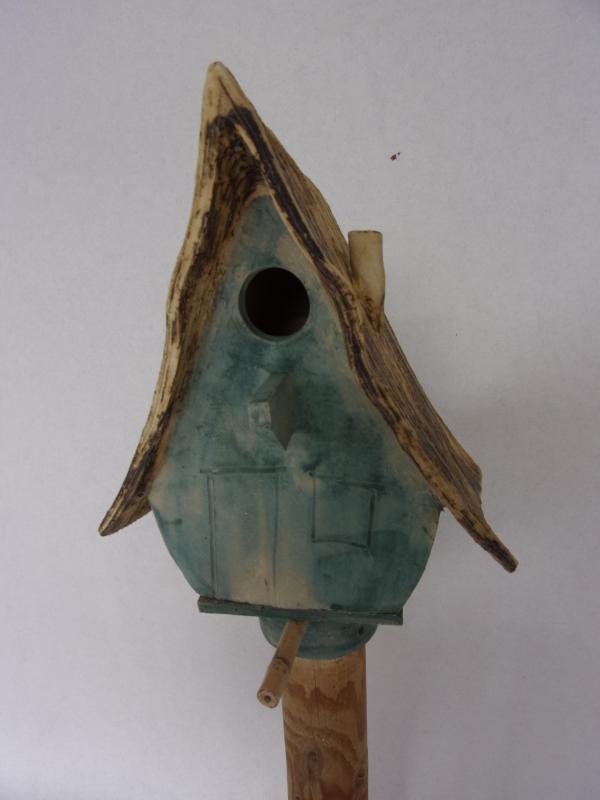Vogelhuisje nr. 3491 Bol puntdak op paal €.110,-