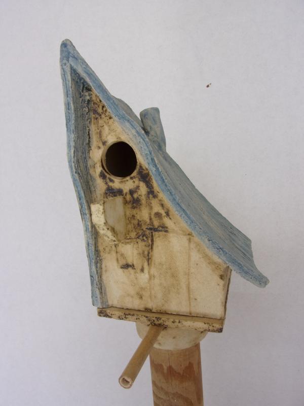 Vogelhuisje nr.3495. "Schuindak" op paal €.110.-