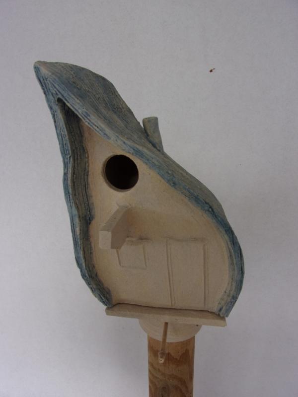 Vogelhuisje nr.3493. "Druppel scheef" op paal &euro;.110.-